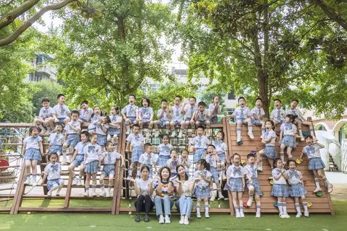 快来看看乐山幼儿园小朋友们的毕业照吧!