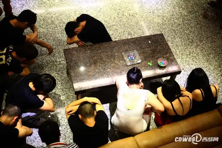 警方凌晨扫黄 抓获多名卖淫嫖娼者