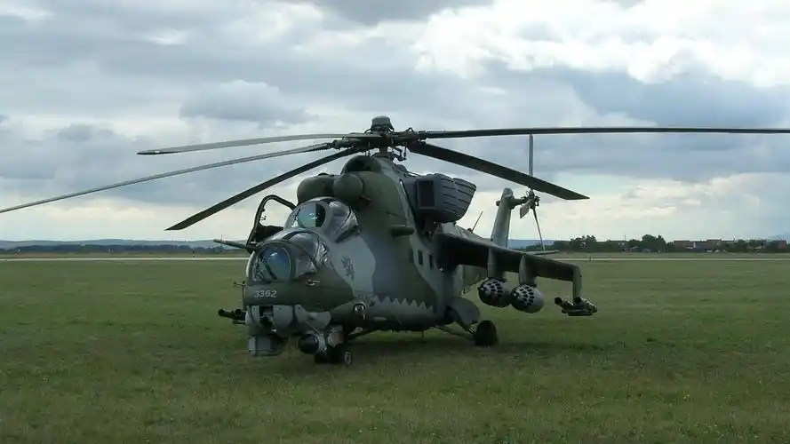 战争暴力飞机大炮战斗军事天地壁纸8