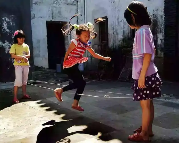 应该叫抓子儿吧!最后小石子被磨的光秃秃的…….