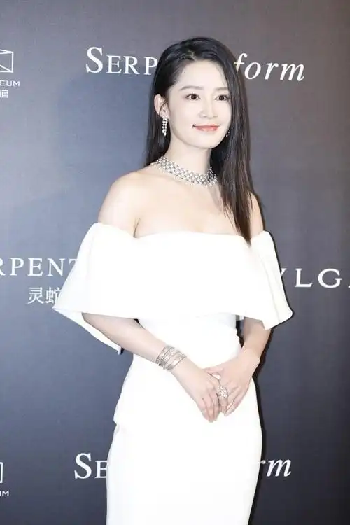 李沁这身材谁不爱简约白裙都能穿出优雅感加上贵气首饰更美了