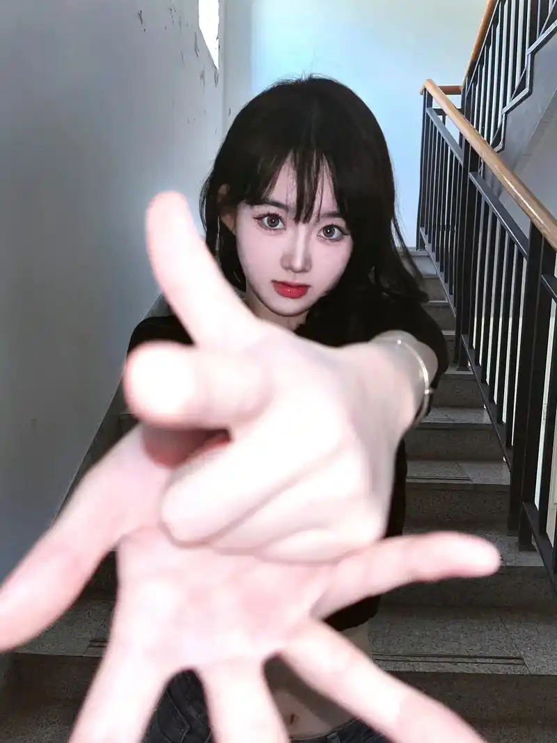 拍照 #广角拍摄烟花手势挑战 我去,介么美#楼梯拍照姿势  - 抖音