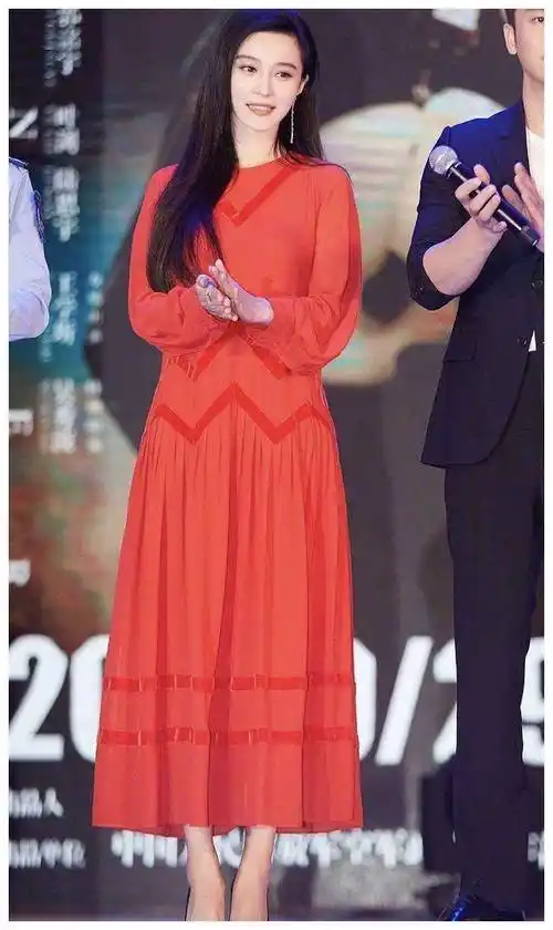 范冰冰真会"作妖",穿红色连衣裙配红色手套,不俗反而很高级_穿着_造型