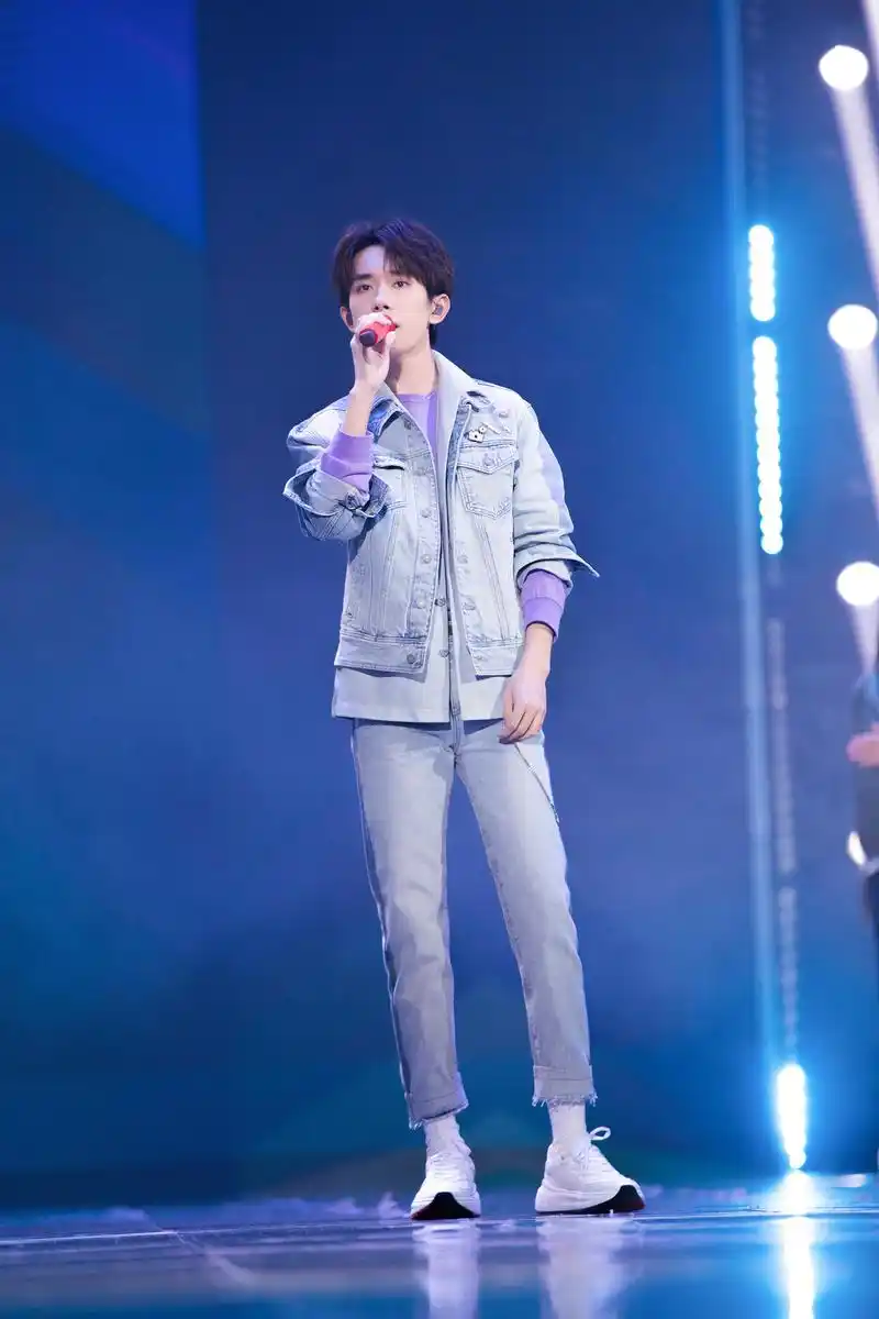 易烊千玺献唱五四青年晚会,穿蓝色牛仔外套配牛仔裤,满满少年力