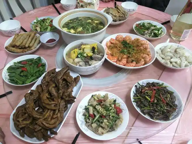 两个小时后妈妈烧了一桌的美味佳肴,虽然都是些家常菜,看去都是色香味