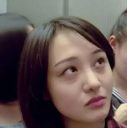 到了19年年初,爽妹子突然变的很"饱满",原本的小尖下巴变宽了,黑眼圈