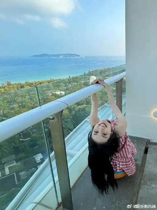 李兰迪粉色条纹短裙#李兰迪海边粉色条纹短裙造型,好鲜活的小女孩