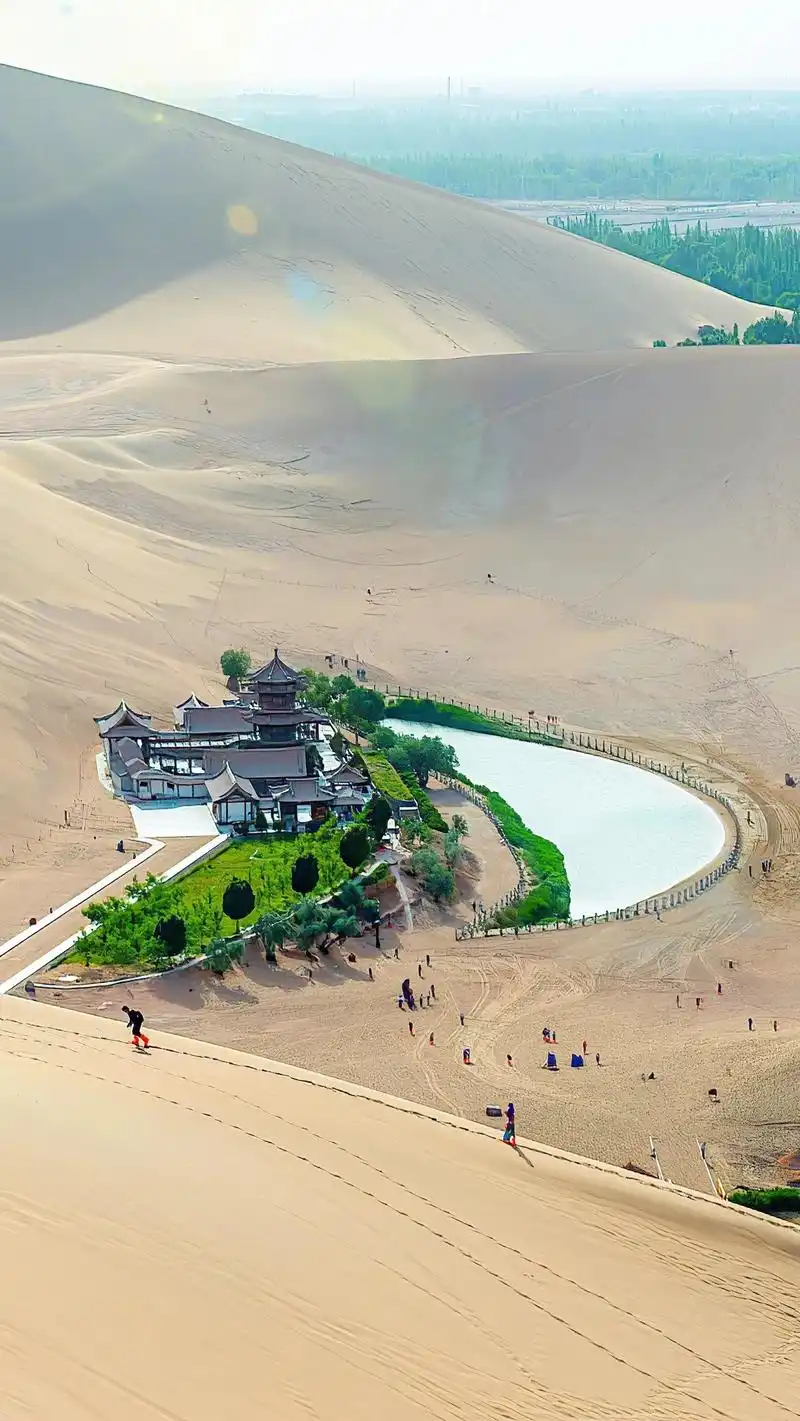 景区简介:   甘肃敦煌鸣沙山-月牙泉风景名胜区位于甘肃省河 - 抖音