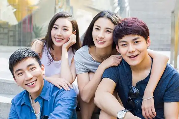 两对情侣的合照