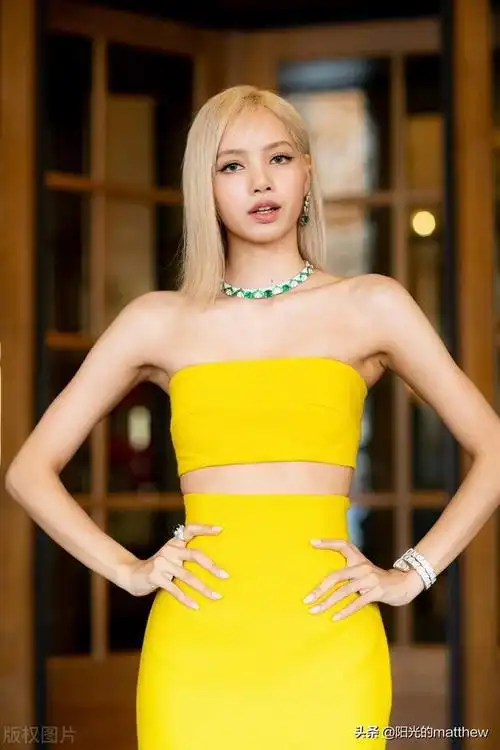 blackpink成员lisa在巴黎参加宝格丽活动黄色长裙身材尽显