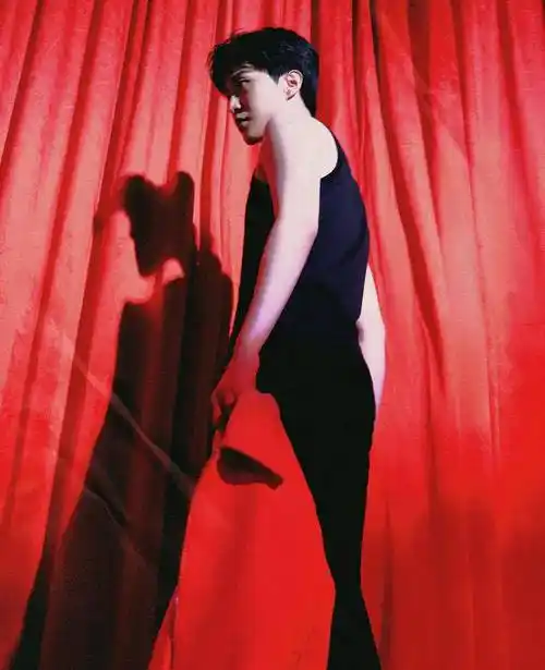 范丞丞发布暗红主题品牌宣传写真秀肌肉荷尔蒙满满