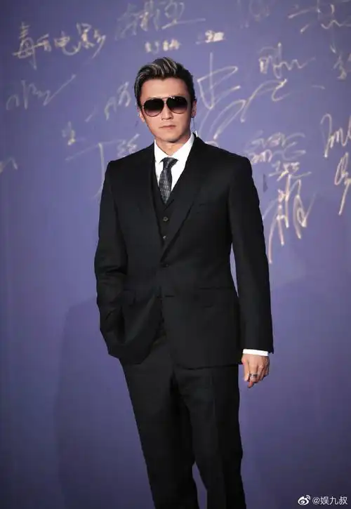 这波生图,只能说气场挂赢麻了98谢霆锋走蓝毯这个气场瞬间拔高颜值