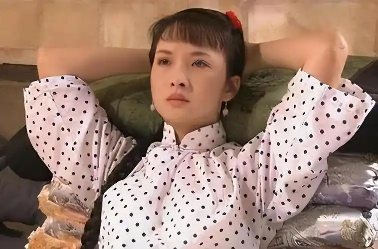 《大宅门》:香秀的心机与才智 《大宅门》中的香秀,身为抱狗丫头,凭借