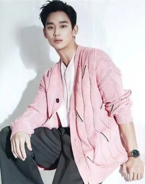 金秀贤,粉色开衫展现挺拔身形,32岁看起来却像阳光少年_地面_身材