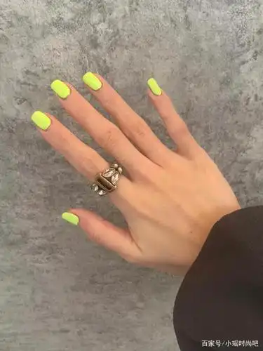 适合黄皮女生涂的5种美甲颜色,显手白还时髦,照着做就对了!
