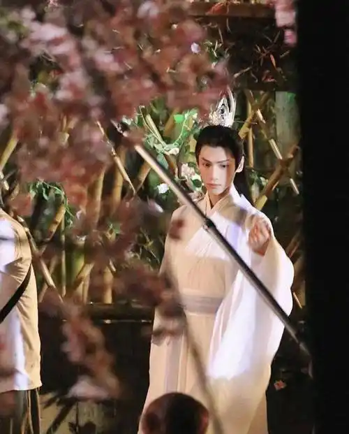 原创皓衣行路透帅翻罗云熙拿油纸伞仙气十足陈飞宇太有少年感