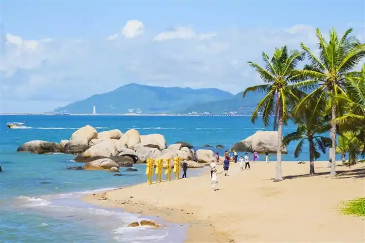 9月8日,游客在天涯海角游览区感受阳光,海浪,沙滩.