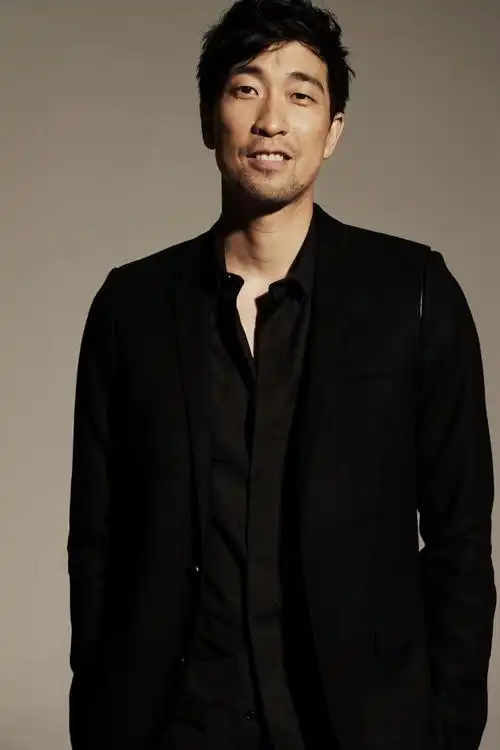 黑色西装尽显俊朗        日前曝光了一组王千源的写真照片,片中