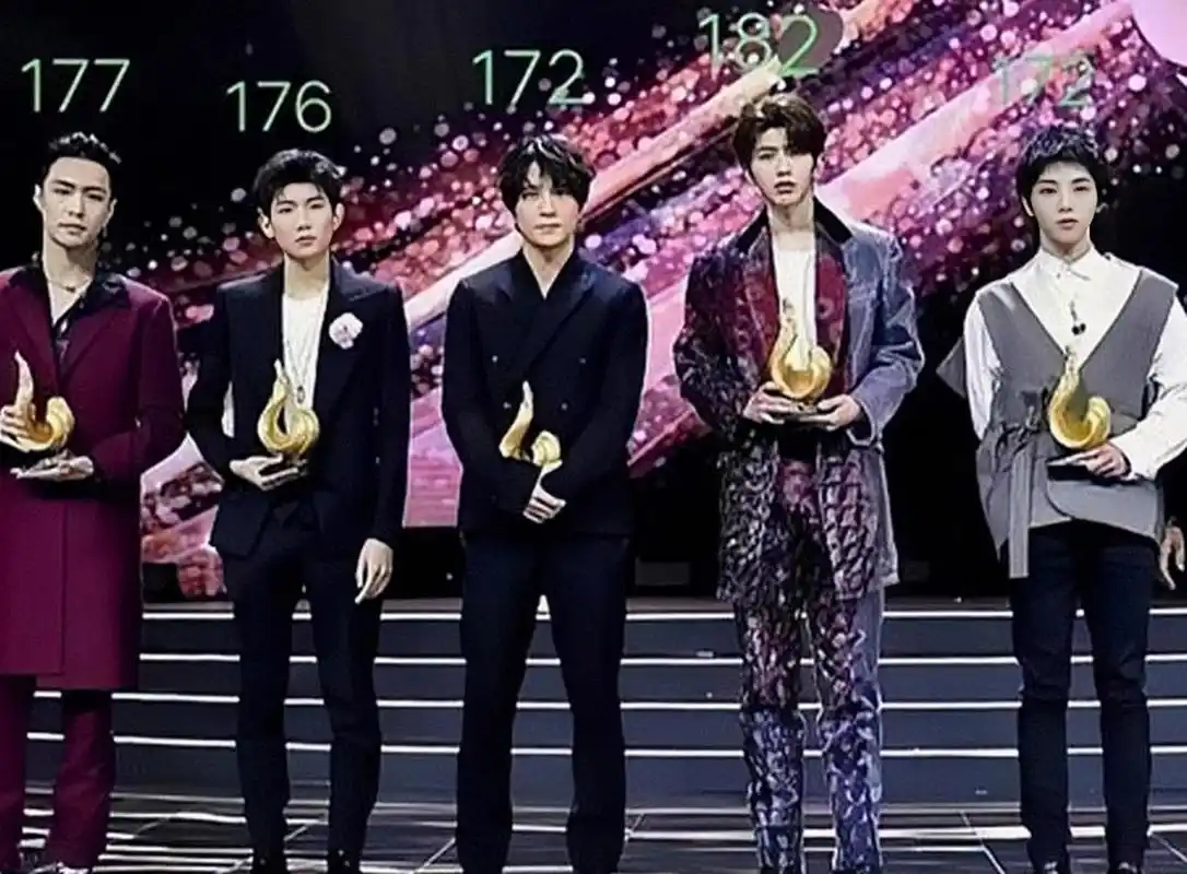 的张艺兴,和自称1米72的薛之谦差不多高