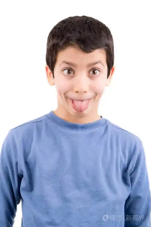 男孩做鬼脸