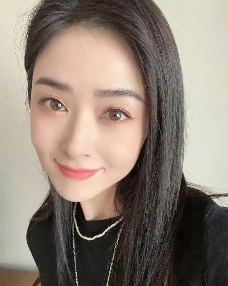 蒋欣分享自拍照明媚动人,她比饰演樊胜美时期还年轻,颜值一直稳定在线