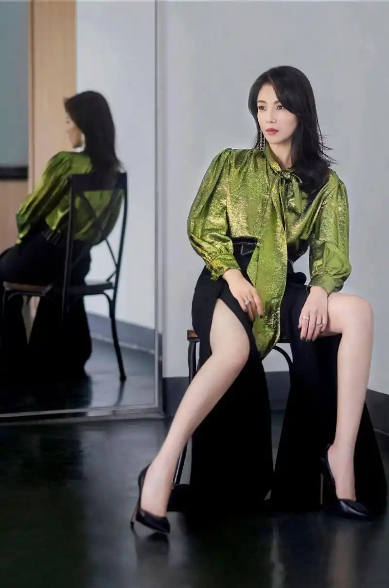 43岁刘涛状态佳!穿开叉裤露长腿身材太好,遭吐槽p图没本人美?