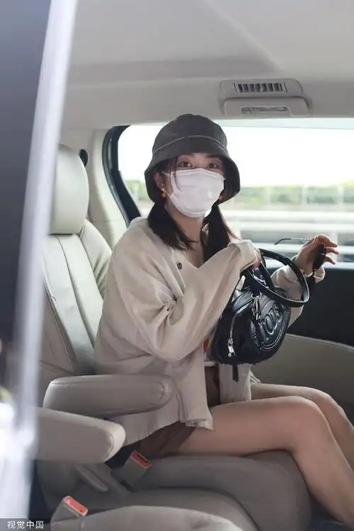 组图谭松韵双马尾造型抵达机场穿搭休闲又不失甜美元气