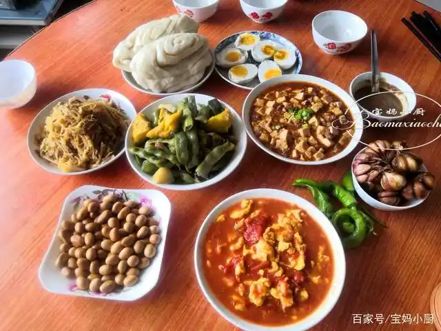 内蒙农村午餐,家常饭菜吃着比大鱼大肉香,下酒下饭的都全了