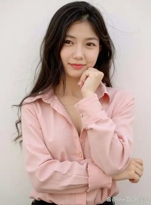 光影与简约的办公环境完美融合,呈现出一种别样的美感