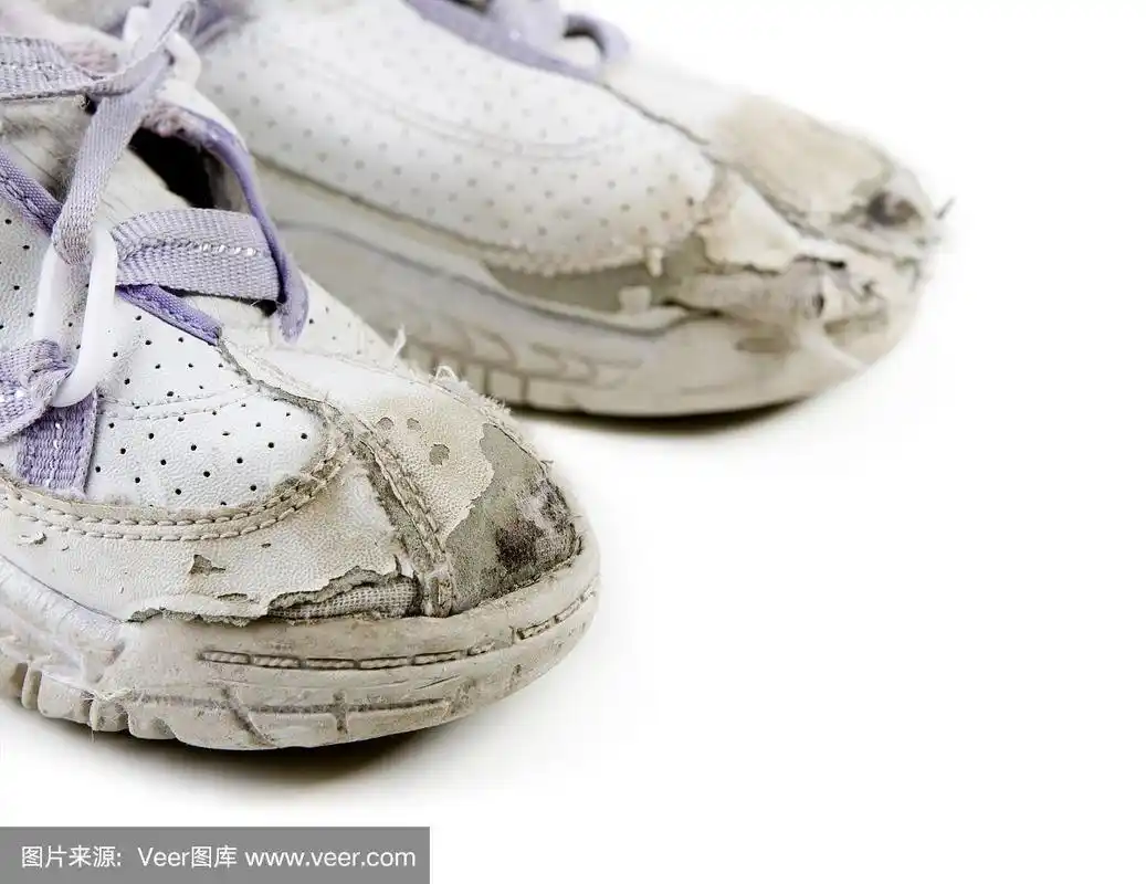 破旧的儿童运动鞋