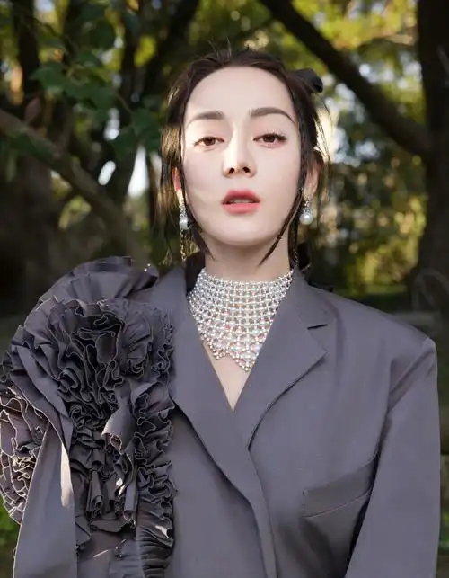 迪丽热巴身着2023春夏女装系列,登上elle五月刊封面故事__财经头条