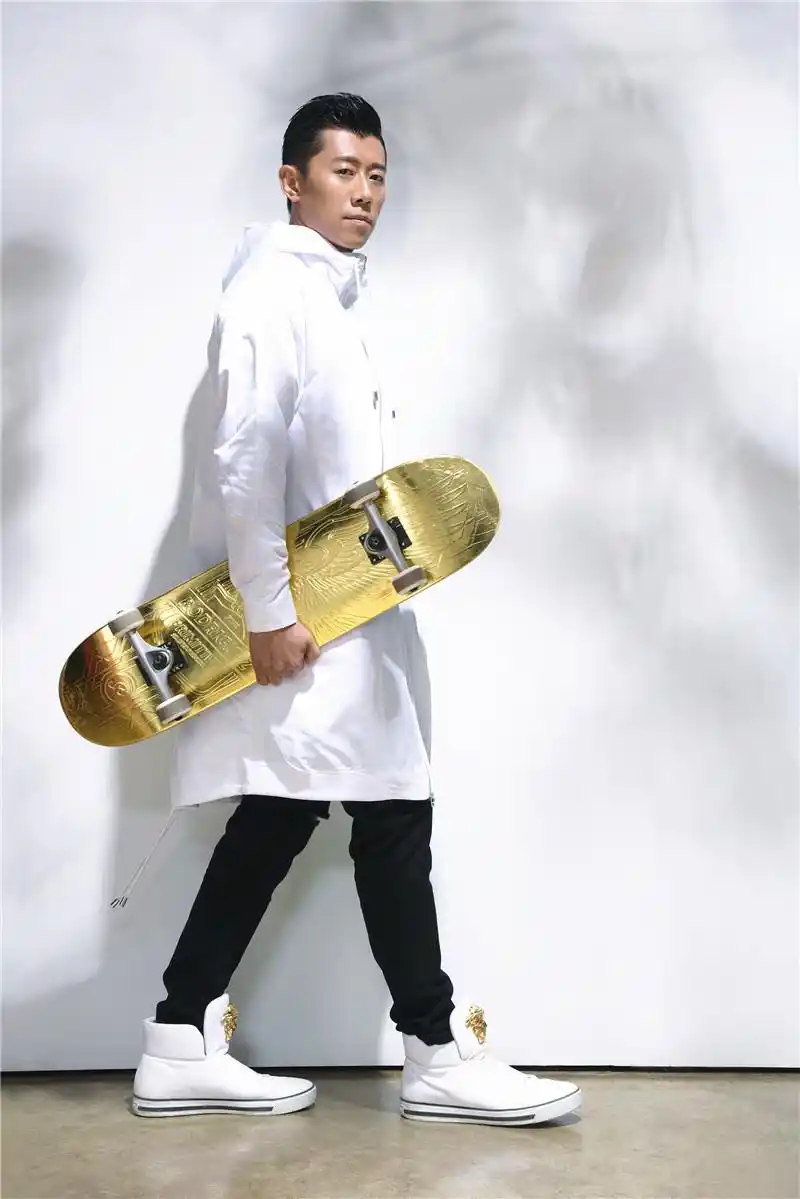 夏雨时尚写真曝光 展滑板老炮潮男魅力