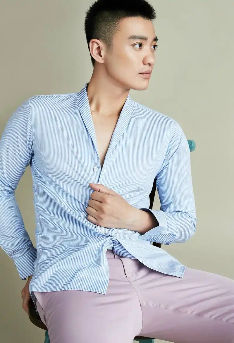 简介:周一围时尚写真图片:切换少年模式,分享一组周一围图片给大家,图