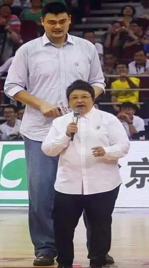 4,  姚明与韩红的合影:虽然韩红的身高被姚明高出大半截,但看他们的