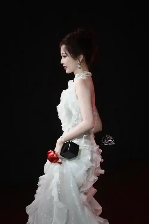 虞书欣爱奇艺尖叫之夜##虞书欣一个人走红毯##虞书欣年度影响力女