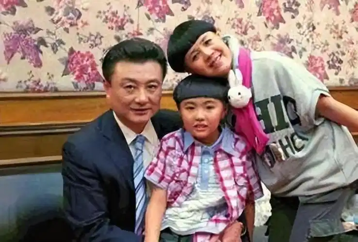 她和丈夫王宁是同班同学,两人的缘分还要多亏了刘纯燕的上铺.