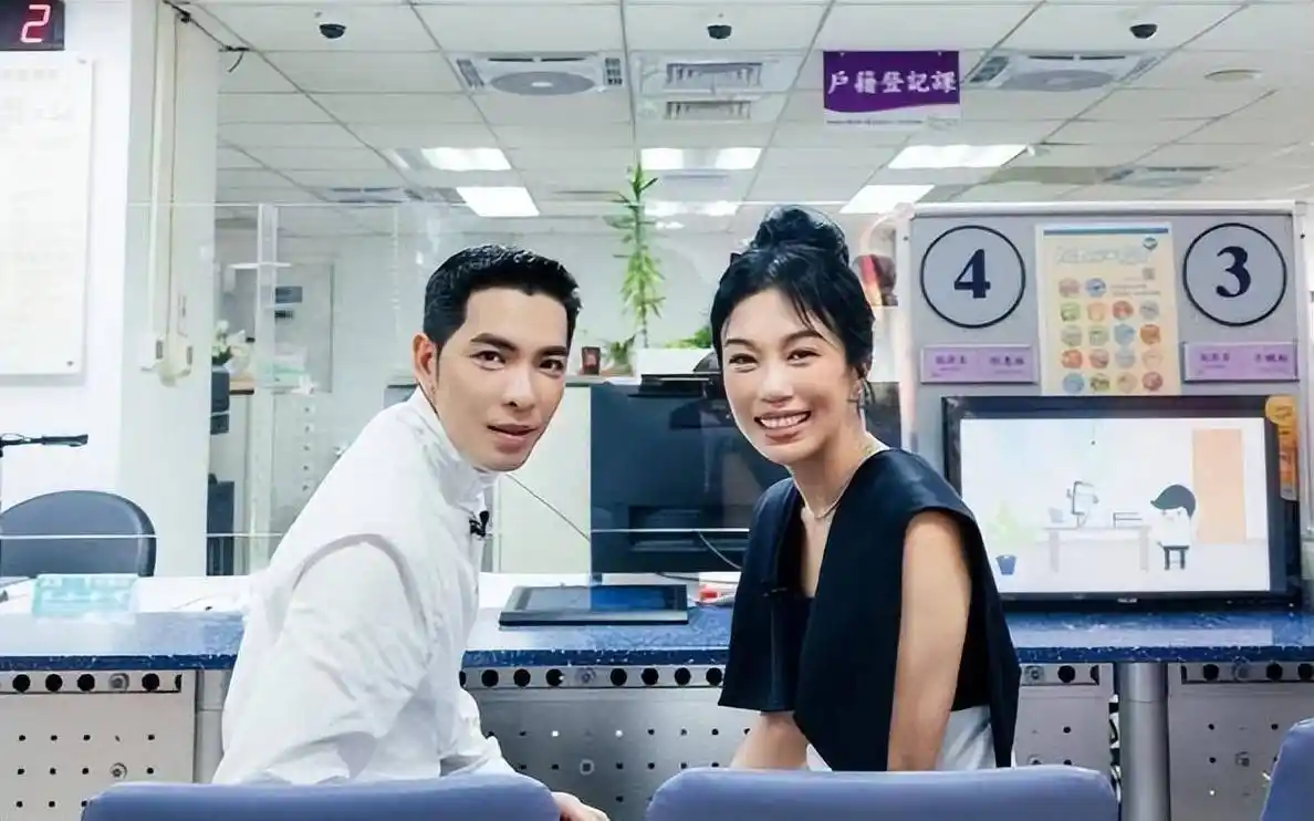 季肖冰隐婚当爸11月7日,季肖冰被拍到和一位女子逛街,女友孕肚明显.