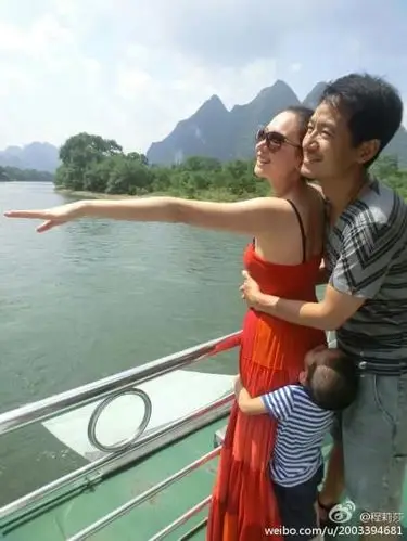郭晓冬全家福曝光 父子争抱妈妈显温馨