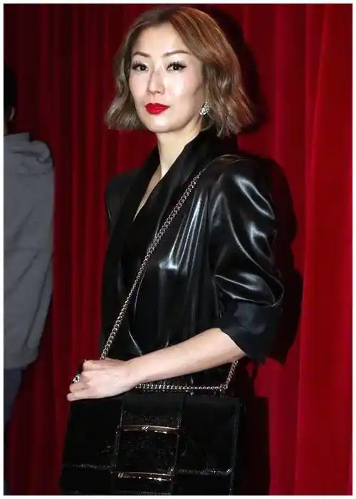 原创48岁郑秀文不愧是港风女神穿皮质连体裤配黄色短发酷毙了