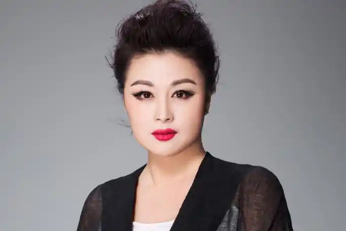 "谢大脚"于月仙,戏外时尚颜值高,结婚20年却没要孩子