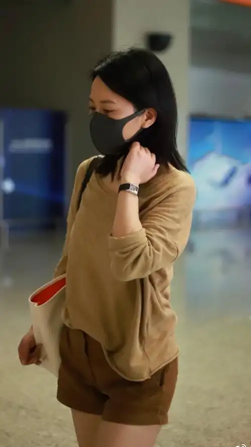 俞飞鸿走机场t恤搭配热裤大长腿吸睛