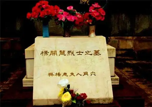 实拍杨开慧烈士墓地,两个儿子陪伴在她的左右,牺牲时年仅29岁!