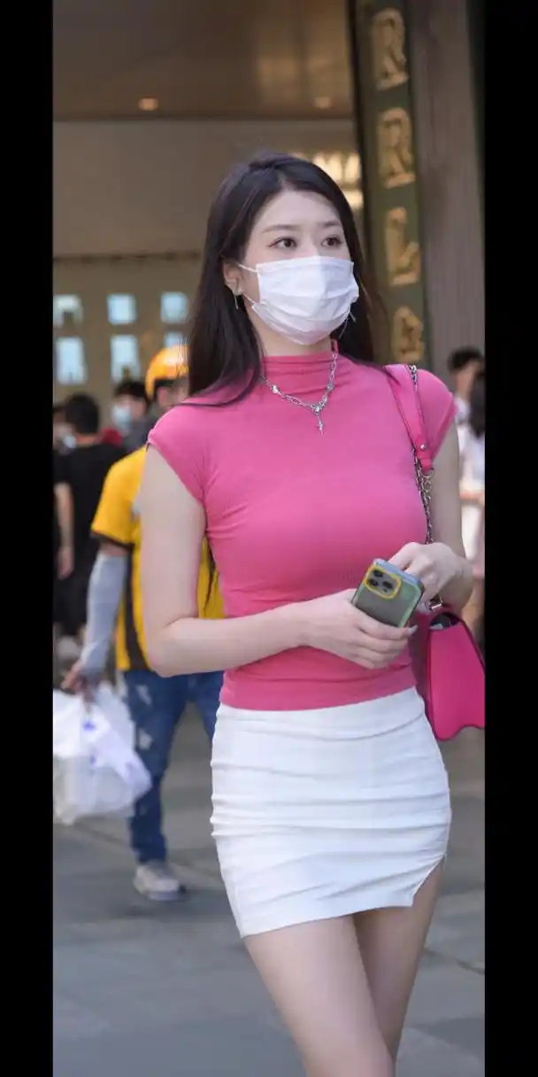 街拍粉色紧身上衣配包臀裙美女#时尚街拍# #性感好身材
