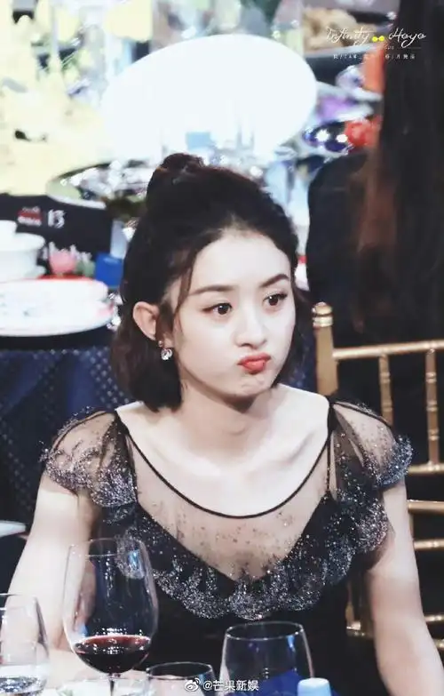 嘟嘴#甜度超标嘟嘴赵丽颖~超级软萌奶fufu的颖宝宝,心都萌化了@赵丽颖