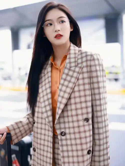 孙芮ssssssr身着carven 焦糖色衬衫现身机场,搭配撞色格纹西装洋溢