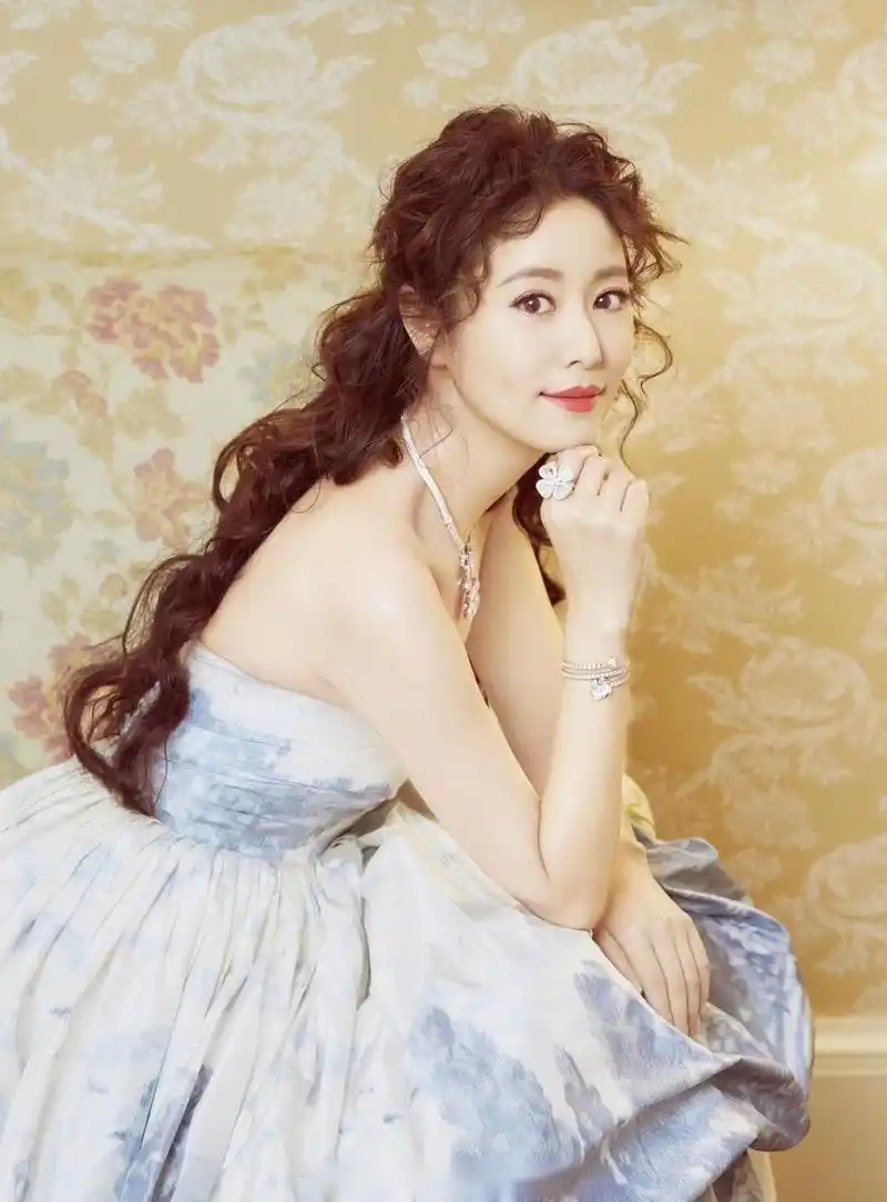 北京时间11日,林心如出席bvlgari宝格丽 fiorever咏绽系列新品发布