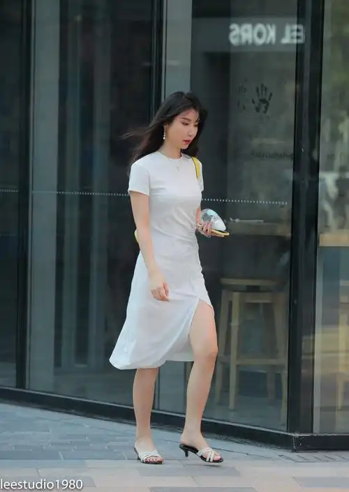 每个女孩夏天都应爱有一条白裙子