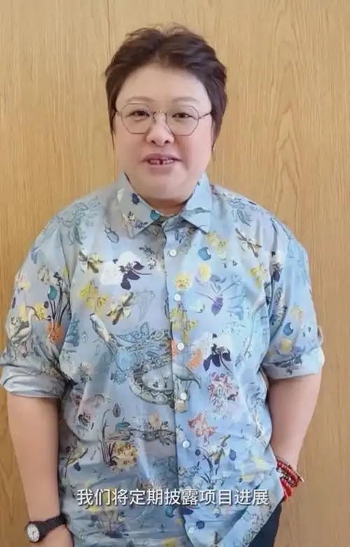 创作季#韩红的最新照片曝光了,可以明显看到她整个人都变得非常瘦弱