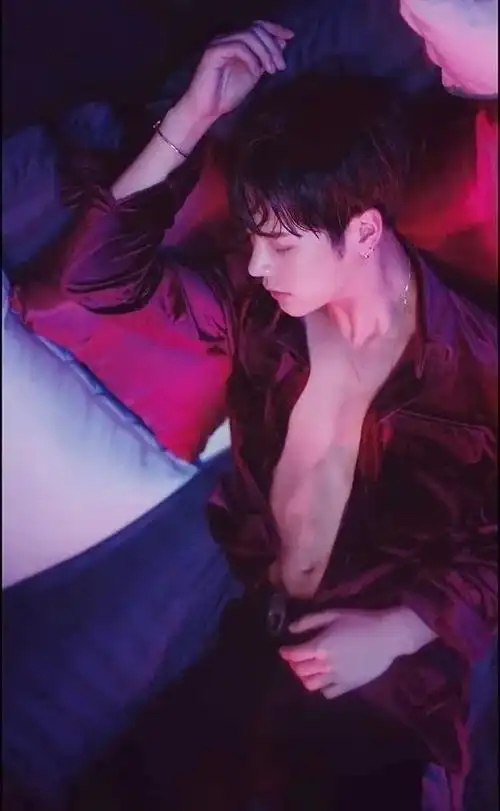 蝴蝶骨鲨鱼线三角肌王嘉尔这身材