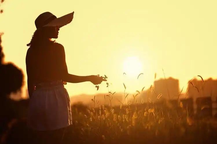 适合中年女士拍照的7个姿势,简单易学,让你更有优雅气质美